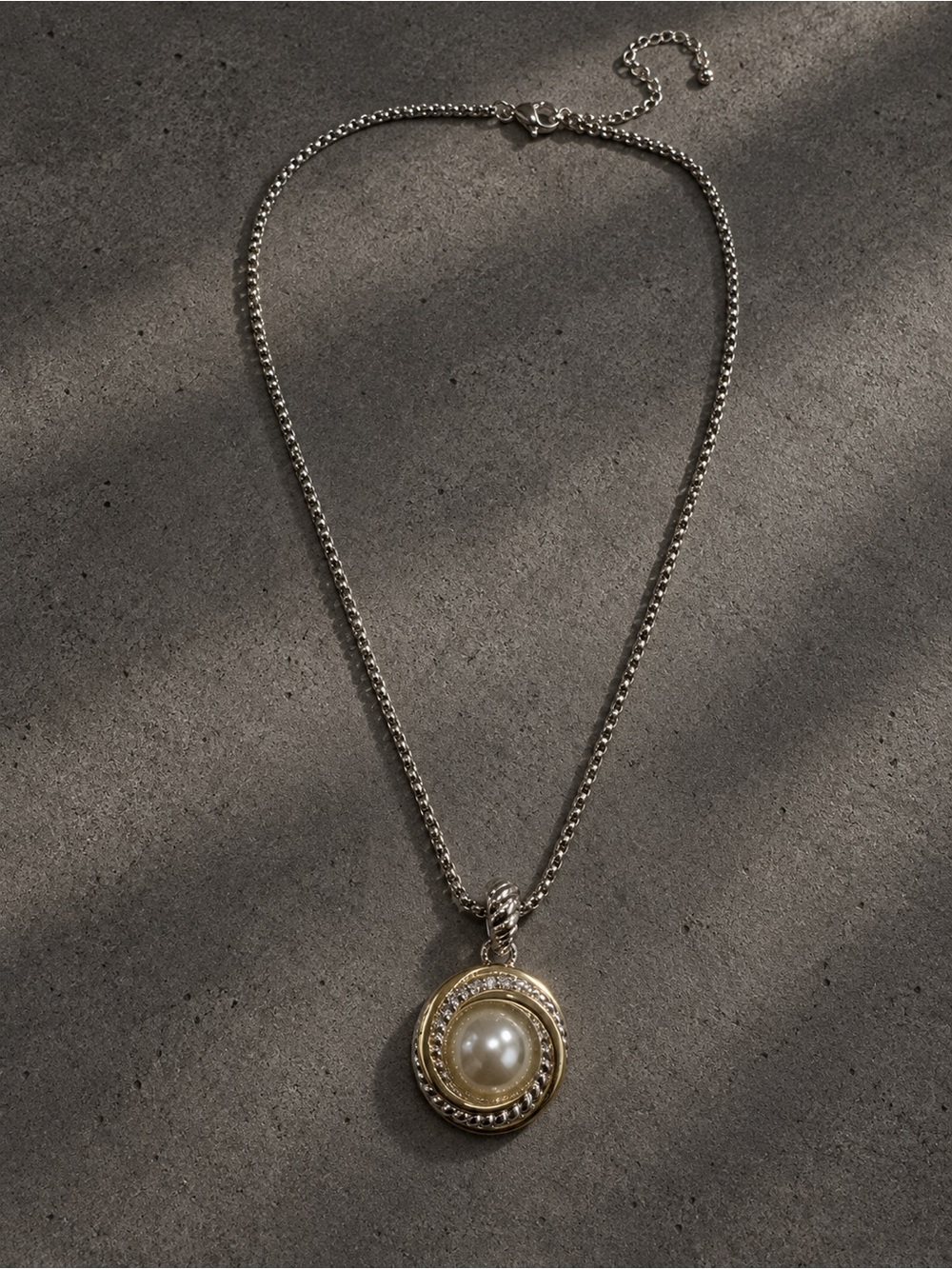 Elegant Two-Tone Pearl Pendant Necklace